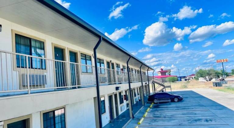 OYO Garden Inn and Suites Pearsall I-35 East — photo 4