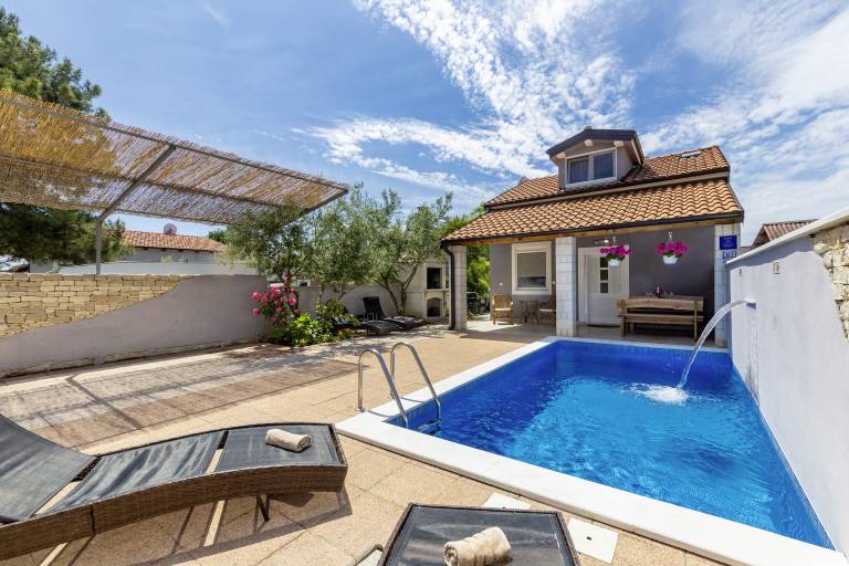 Fully equipped wonderful vacation home with yard, patio & private pool | Sea view | Pets allowed — photo 2