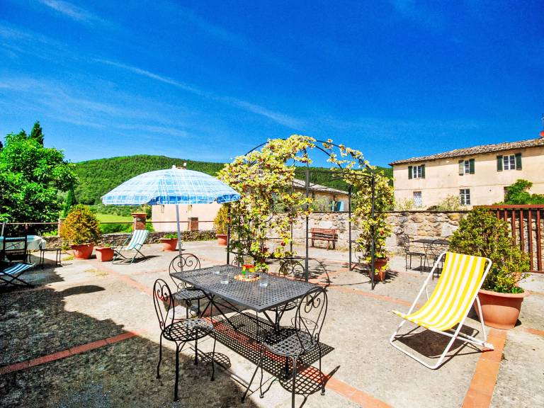 Holiday apartment with barbecue, pool & yard — photo 3