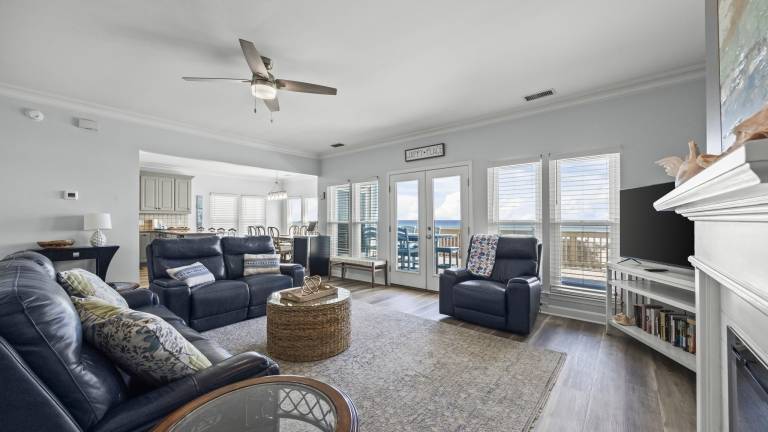 Spacious beachfront retreat for 13 — photo 3