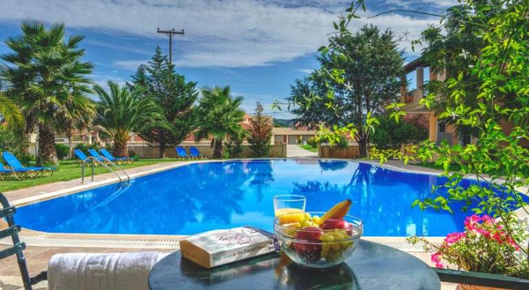 Holiday apartment with pool, patio & grill in Corfu