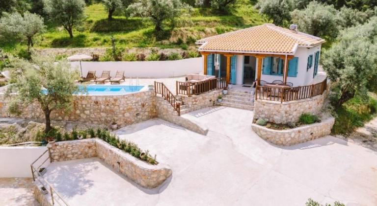 Villa with yard, barbecue & private pool — photo 5