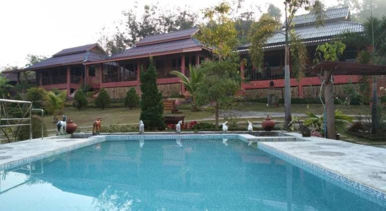 Lodge with terrace, pool & garden — photo 2