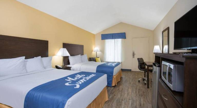Days Inn by Wyndham Lake City — photo 2