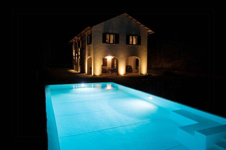 Erbliches Steinhaus im Piemont mit Infinity Pool