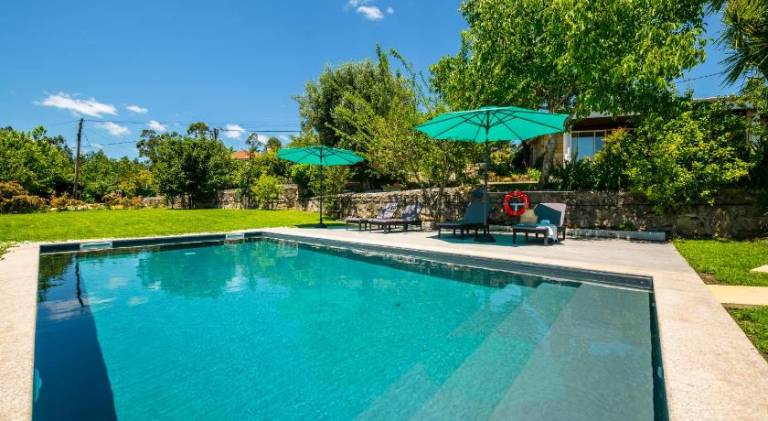 Fully equipped house with private pool, garden & patio | Pets are welcome in Braga