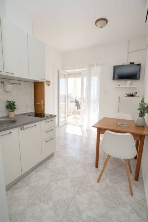 Apartments Beachfront Jakišnica — photo 4