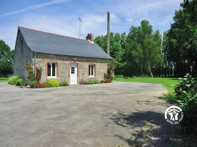 Charming Rural Retreat with Private Pond, Ideal for Fishing, Nature Lovers, Families & Pets — photo 5