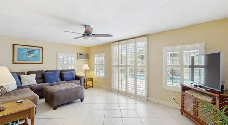 Beautiful vacation home with pool | Pets allowed — photo 2