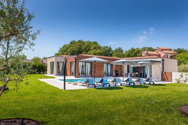 Villa with BBQ, patio & jacuzzi — photo 2