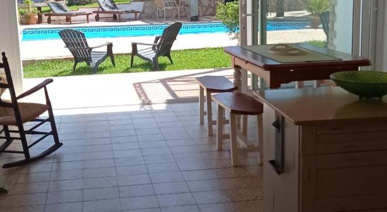 Wonderful vacation home with yard, pool & patio | Pets allowed — photo 4