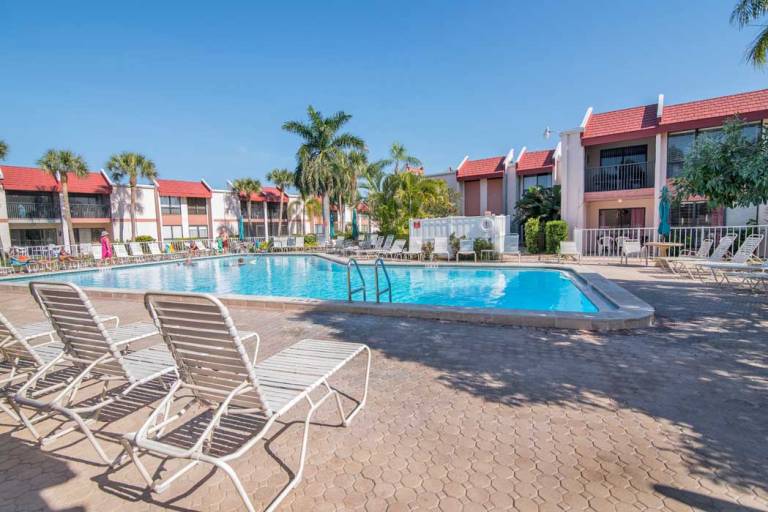Child-friendly wonderful condo with private pool, barbecue & yard | Golf view | Next to the beach | Pets are welcome — photo 4