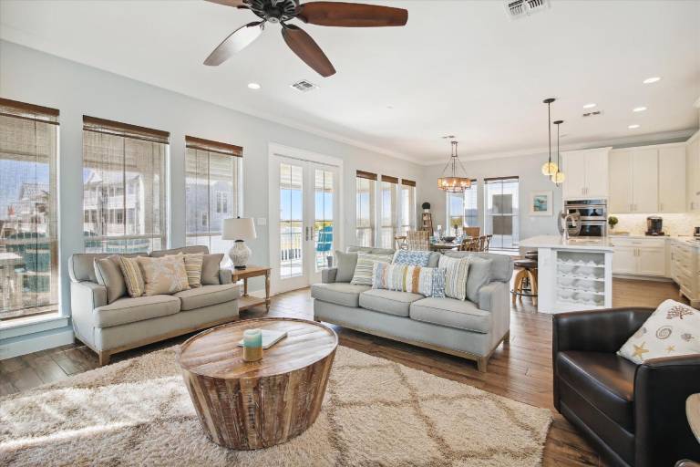 Spacious house with patio & grill | Beach nearby | Perfect for remote work | Pet-friendly — photo 3