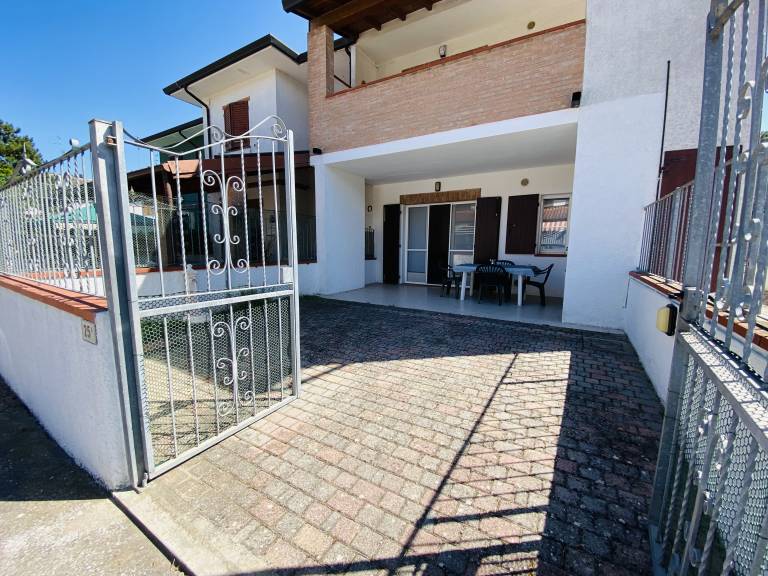 Villa with yard, barbeque & patio | Garden view — photo 2