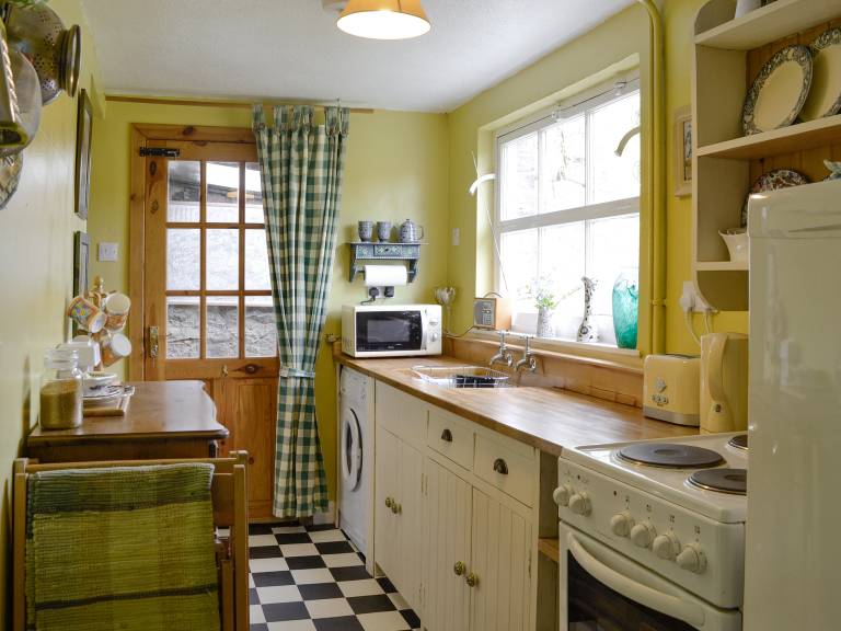 Cottage with garden — photo 4