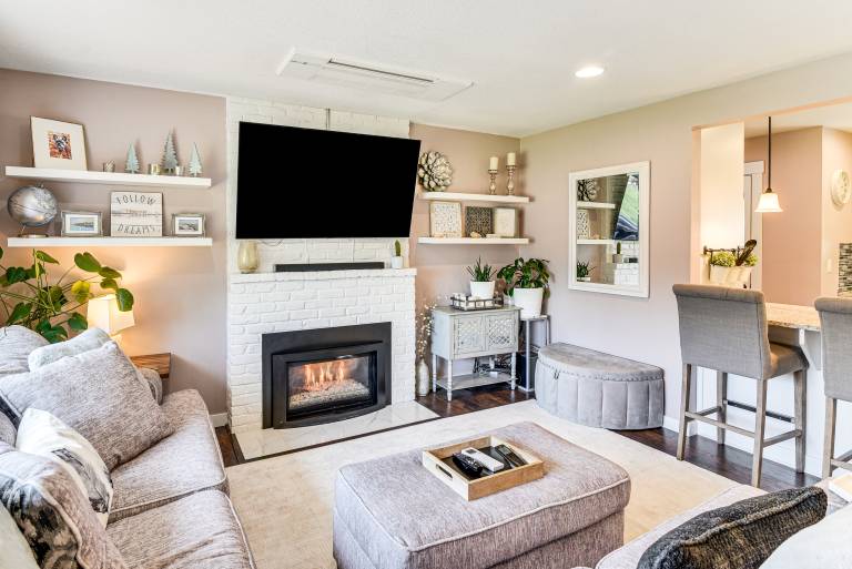 7 Mi to Vancouver Waterfront: Sleek Home w/ Yard! — photo 4