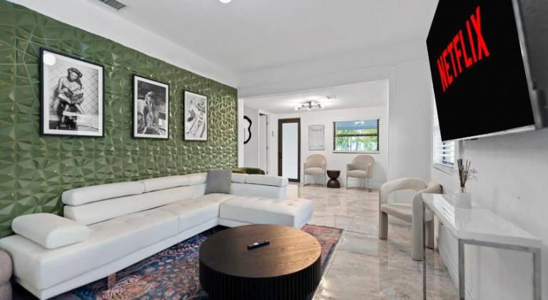Vacation home with pool & jacuzzi — photo 5