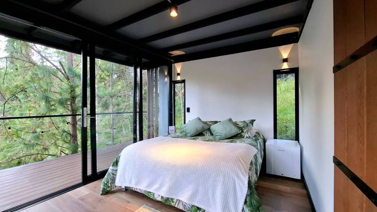 Family-oriented private room with barbeque, patio & private pool | Pets allowed — photo 4