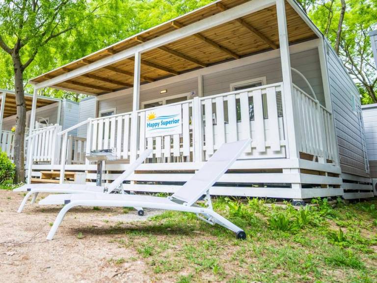 Family-oriented charming mobile home with pool & patio | Beach nearby | Pets are welcome — photo 5