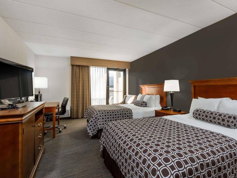 Ramada Plaza by Wyndham Cincinnati Sharonville — photo 2