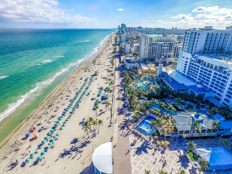 Chic 1 BR w Parking Space & Walk to the Beach 6