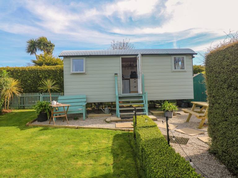 Cottage with yard in Helston