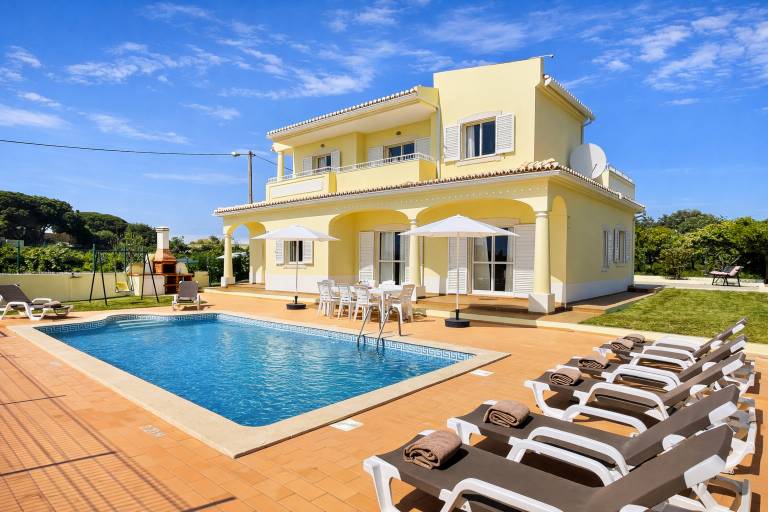 Fully equipped villa with yard, barbecue & private pool | Pets are welcome in Albufeira