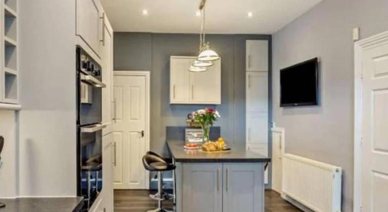 Ty Llwyd - Luxury holiday home sleeping 8, Hot Tub available — photo 4