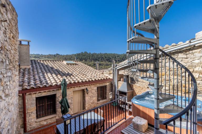 Family-oriented pleasant vacation home with terrace, fast internet & hot tub | Mountain view | Dogs allowed — photo 2