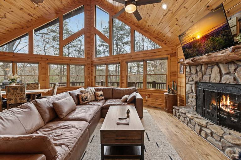 Cabin with terrace, hot tub & BBQ | Mountain view in Blue Ridge, GA