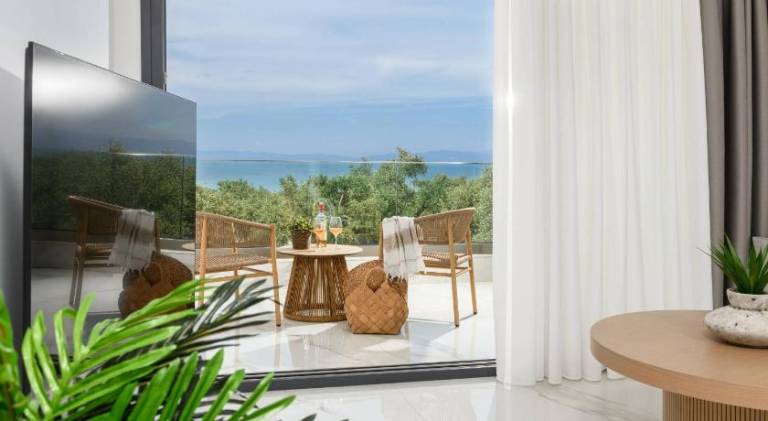 Vacation home with patio, grill & private pool — photo 5