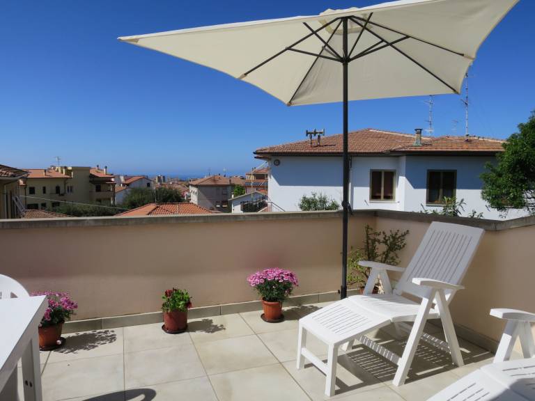 Apartment with terrace, yard & grill | Sea view — photo 2