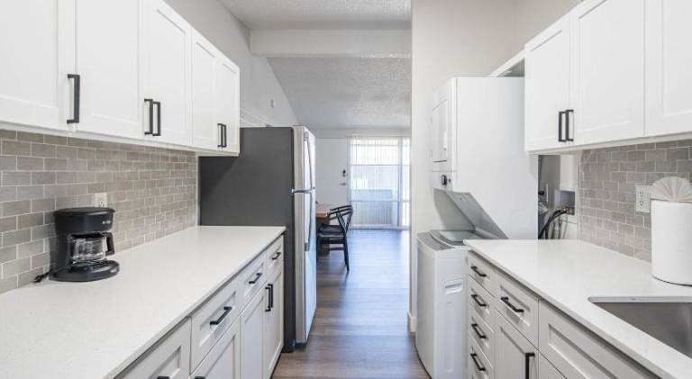 Spacious 2 Bedroom, 2 Bath, Pool, Free Parking, Gym — photo 3