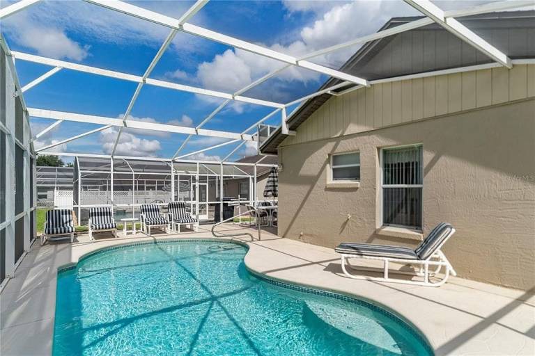 Vacation home with private pool, barbecue & yard — photo 3