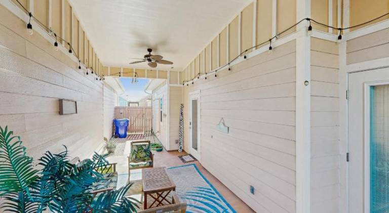 House with pool — photo 5