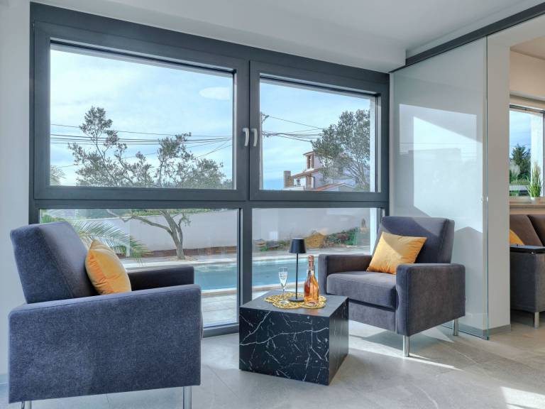 Vacation home with yard, patio & private pool | Sea view — photo 4