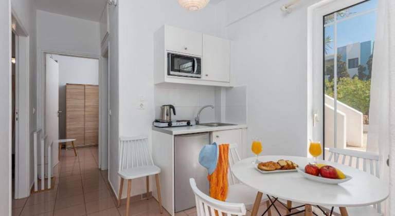 Charming holiday apartment with patio, garden & pool | Close to the beach | Pet-friendly — photo 3