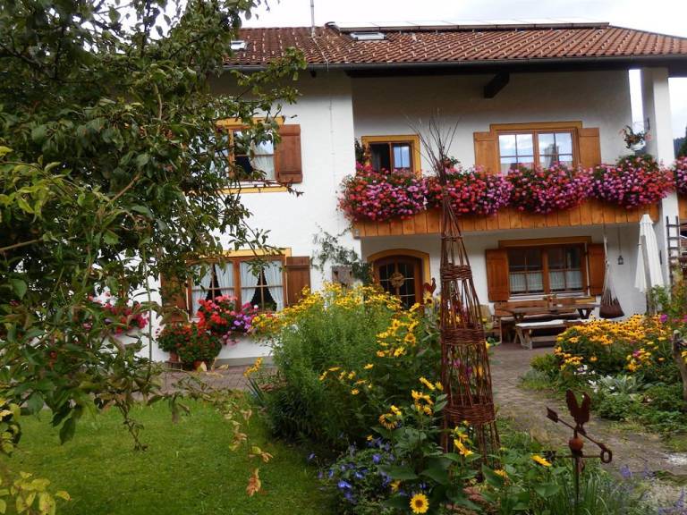 Ferienwohnung mit Hund in Oberammergau für max. 4 Personen Ferienwohnung mit Hund in Oberammergau für max. 4 Personen