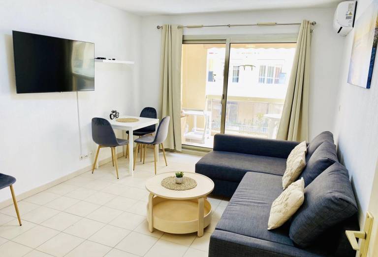 Holiday apartment with terrace & garden in Antibes