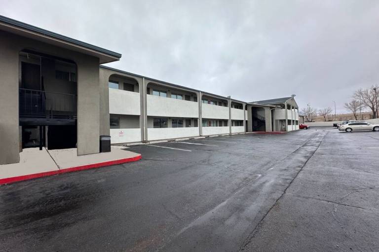 Desert Sands Inn & Suites