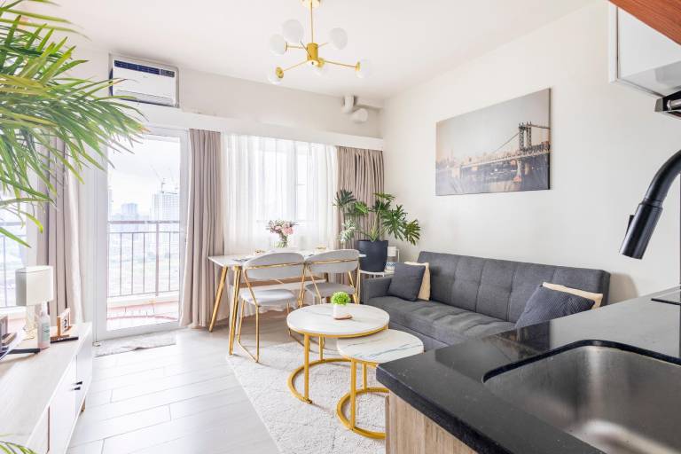 Holiday apartment with pool, patio & yard | Suitable for remote work in Makati