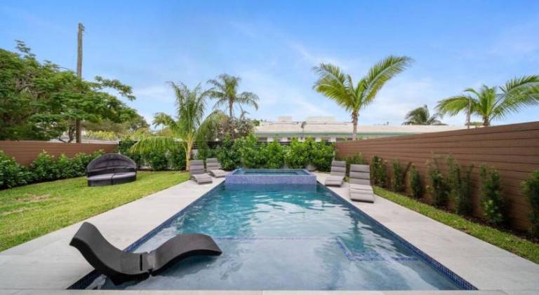 Vacation home with pool & hot tub — photo 4