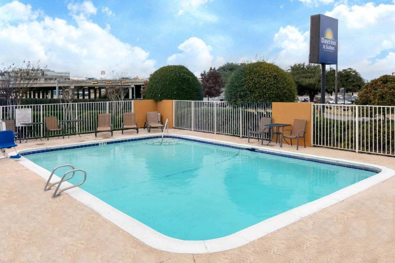 Days Inn & Suites by Wyndham Arlington Near Six Flags — photo 4