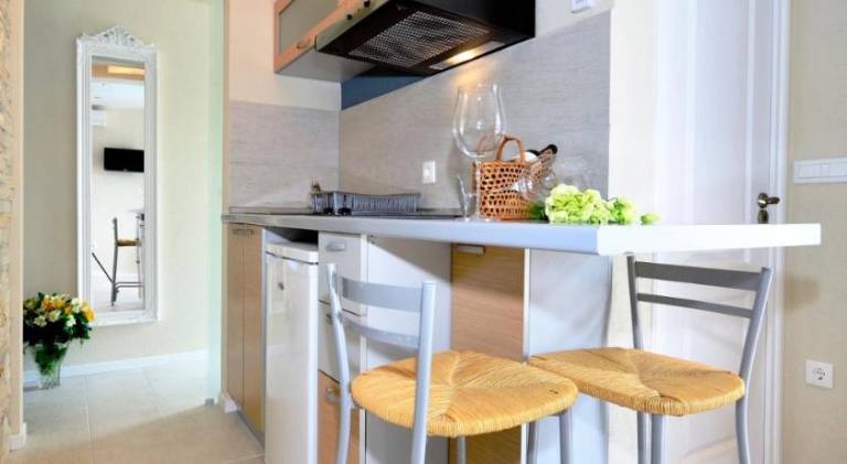 Serviced apartment with pool, yard & patio | Close to the beach | Dogs allowed — photo 5