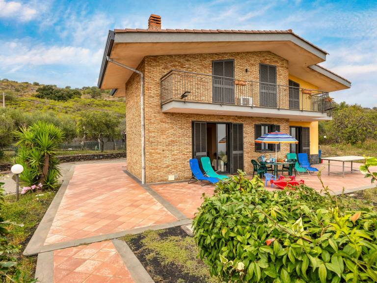 Charming vacation home with terrace, grill & garden | Sea view | Pet-friendly — photo 2