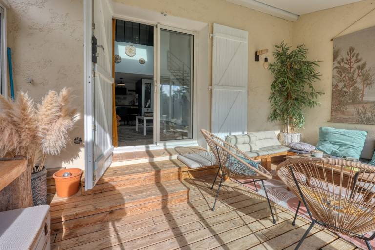 House with patio & yard — photo 2