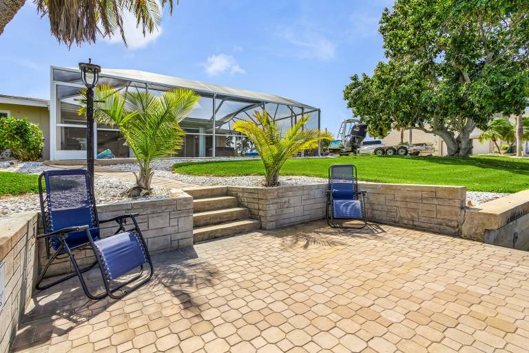 Vacation home with patio, private pool & barbecue | Water view — photo 4
