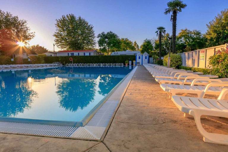 Mobilehome with air conditioning, terrace and pool in Sirmione
