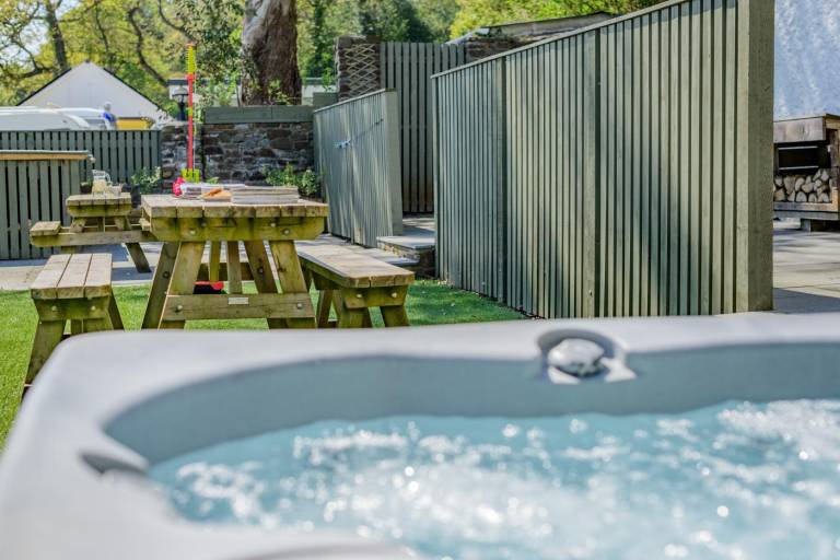 Cottage with hot tub & yard | Pets allowed — photo 5