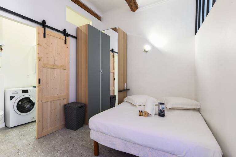 Family-friendly studio | Near Marseille Cathedral | Perfect for remote work | Pets are welcome — photo 5